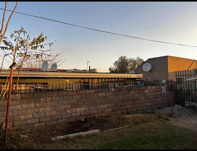 2 BEDROOM PROPERTY TO RENT IN NALEDI